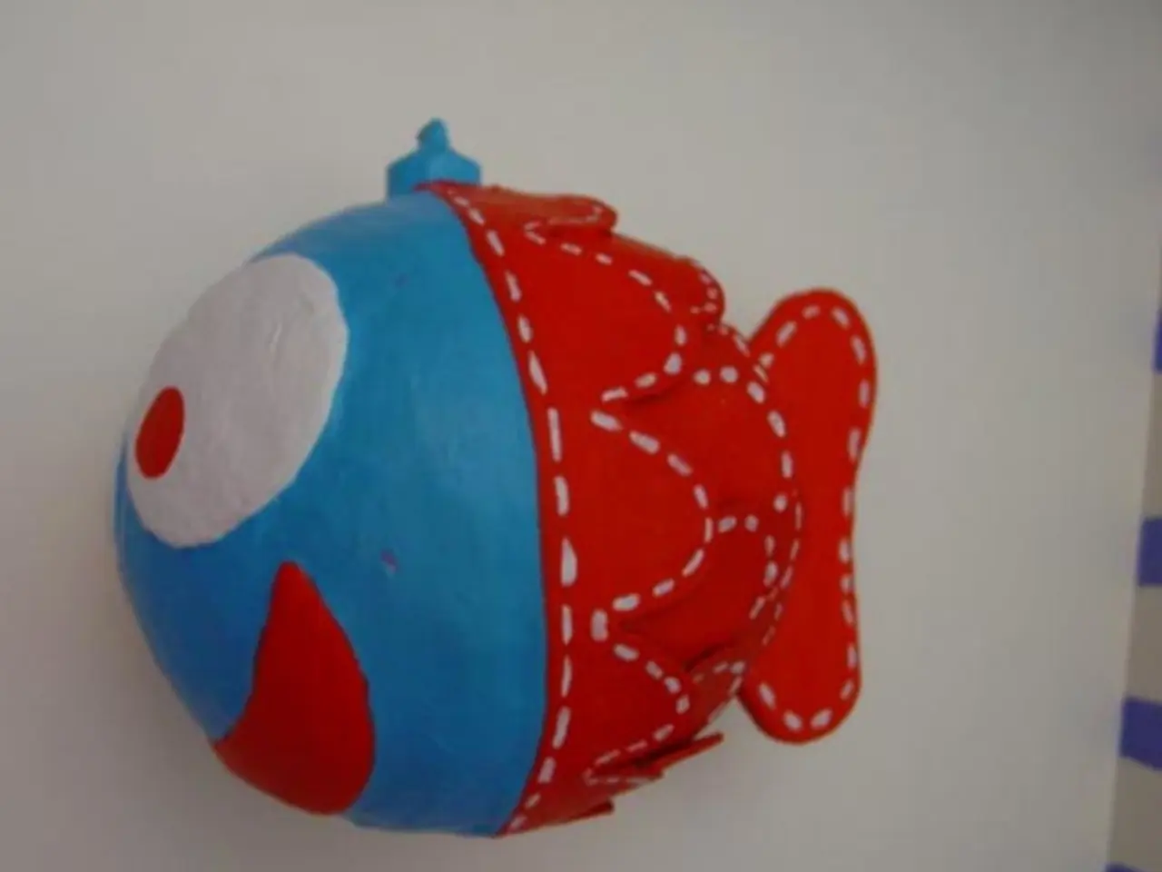 In this it is in the shape of fish in blue and red color, at the bottom there is the website name.