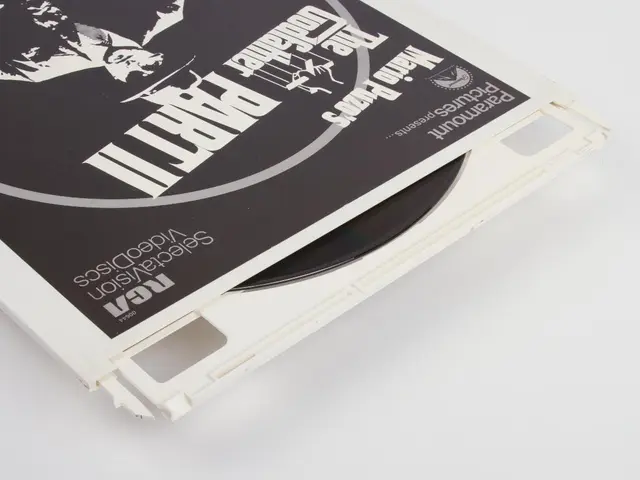 Fans report issues with Lorde's clear CD, claiming Malfunction.