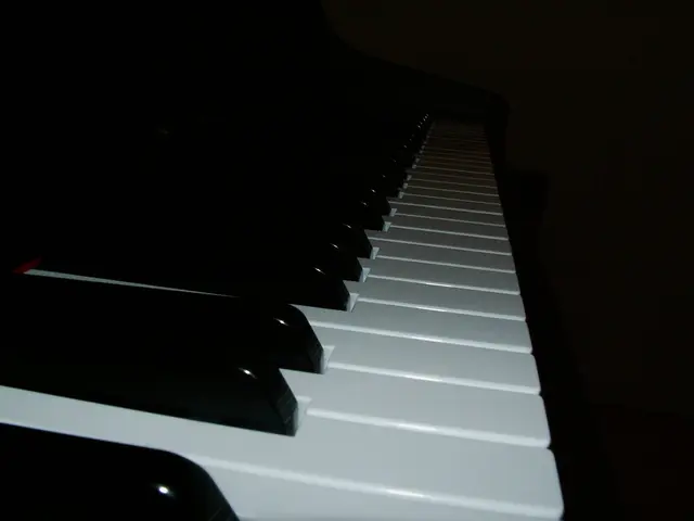 Mischievous piano featuring merely four shifting keys, responds to each note played.