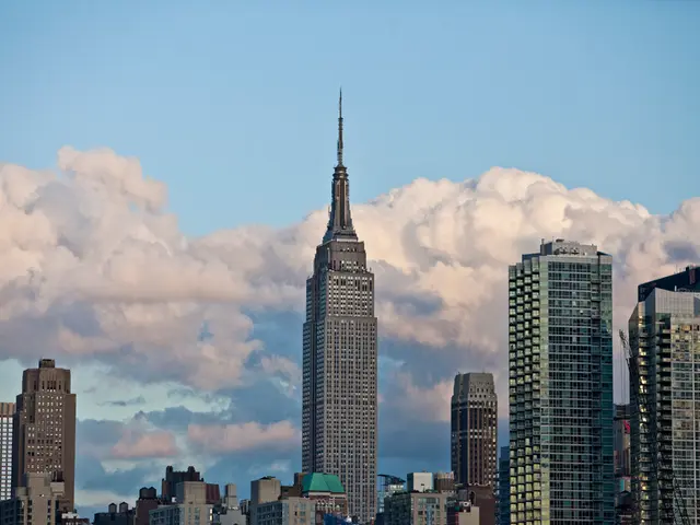 Data Storage Structures Debate: Centralized vs Decentralized - Appraising Each for Superiority