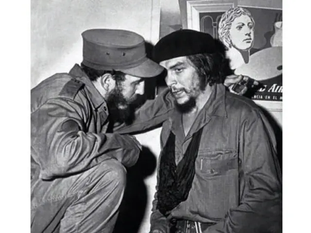 Instructions for Applying Personal Backdrops to Messages in iOS Version 26