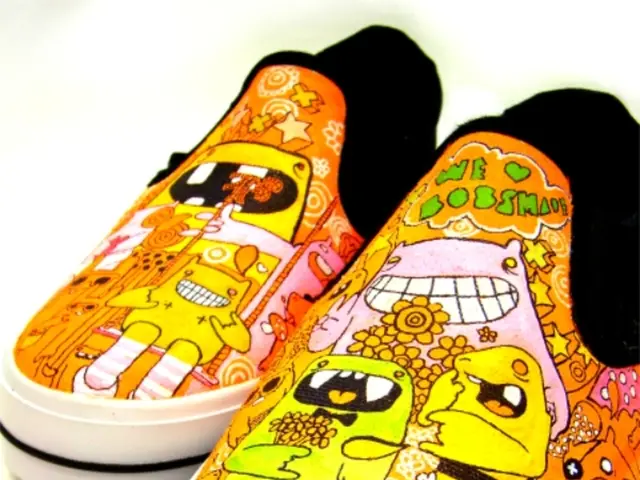 In this picture we can see shoes on a platform.